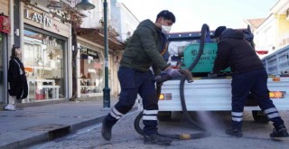 Çeşme’de larva ilaçlama çalışmaları aralıksız sürüyor