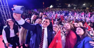 CHP'liler sonuçları Cumhuriyet Meydanı'nda kutladı