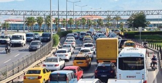 İzmir'de trafiğe kaydı yapılan taşıt sayısı geçen aya göre azaldı