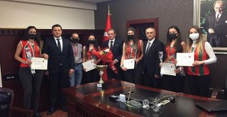 Kaymakam Çalışır, Evinin Sultanlarının şampiyonunu kutladı