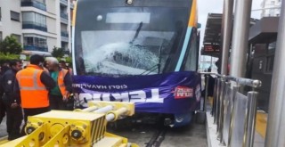 Karşıyaka'da tramvay kaza yaptı