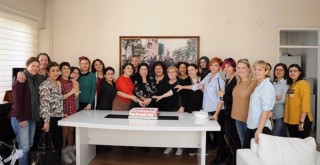 Karşıyaka Halk Eğitim Merkezi'nde 8 Mart için pasta kestiler...