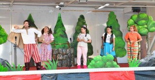 Çiğli mahallelerinde çocuk tiyatrosu sahneleniyor