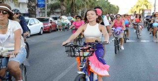 Süslü Kadınlar Karşıyaka'da pedala bastı