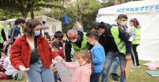 Depremzedelere gelen yardımlar dağıtılıyor