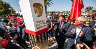 Konak Atatürk Meydanı'na anıt-tabela