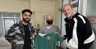 Karşıyakalı futbolculardan lösemi hastası taraftara dugulandıran ziyaret