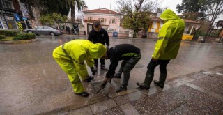 İzmir Büyükşehir Belediyesi ekipleri sağanak yağış ve fırtına nedeniyle seferber oldu