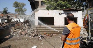 Konak’ta tehlikeli yapı yıkıldı