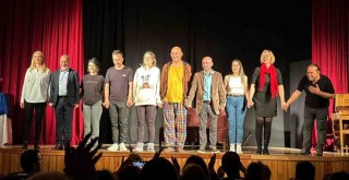 Haybeden Gerçeküstü Aşk Foçalı tiyatroseverleri güldürdü