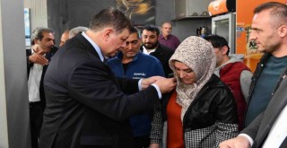 AK Parti'den istifa edip CHP'ye geçenlere rozetleri Cemil Tugay taktı