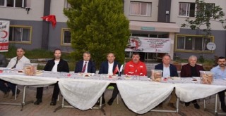 Karşıyakalı yöneticiler Kadir Gecesi’nde halkla birlikte iftar açtı