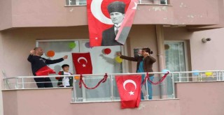 Bayraklı’da 23 Nisan coşkusu balkonlardan taştı