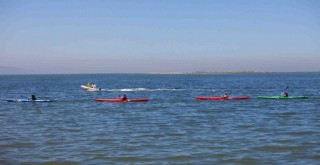 Karşıyaka’da kanolar 19 Mayıs için suya indi