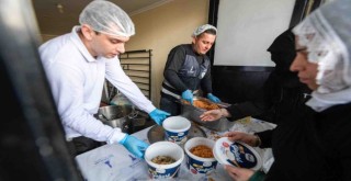 İftar bereketi İzmir Büyükşehir’in aşevinden sofralara uzanıyor