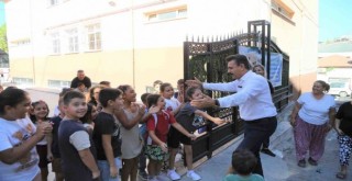 Dikili Belediyesi’nden minik öğrencilere eğitim seti desteği