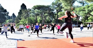 Bornova’da kadınlara yönelik spor kursları açık alanlara taşındı