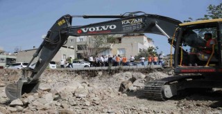 Konak’ın beş yıldızlı tesisi için kazma vuruldu