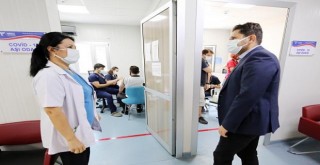 İl Sağlık Müdürü Öztop'tan Karşıyaka'da aşı uygulamalarına denetleme