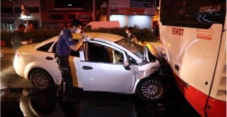 Karşıyaka'da otomobil, belediye otobüsüne çarptı 2'si çocuk 4 yaralı