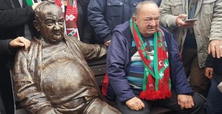 Bir baba hindi Mustafa’nın heykeli dikildi…