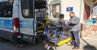 Gaziemir Belediyesi’nden engelli ve hasta bireylere ulaşım desteği