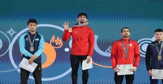 Madalyasını depremzedelere bağışladı