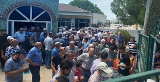 Müftülük ve cami derneği birlikte aşure dağıttı