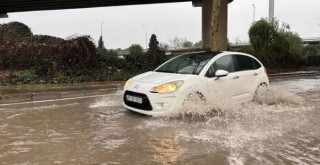 İzmir'i sağanak yağış vurdu...