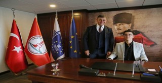 Başkan Tugay makamını çocuklarla paylaştı