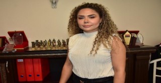 AVM'de ıslak zemine basıp düşen spor eğitmenine tazminat