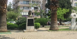 Gode Cengiz'in büstü yerine takıldı!