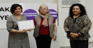 Karşıyaka'da haklarını öğrenen kadınlar sertifikalarını aldı