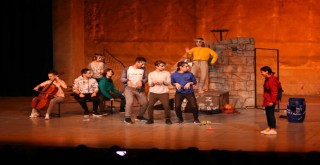 Bayraklı'da tiyatro günleri