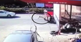 Karşıyaka'da yaya tırın altında kaldı...