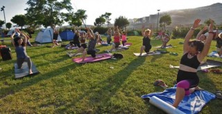 Yoga festivali Bornova Macera Parkı'nda başladı
