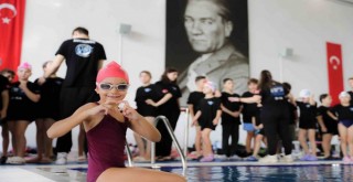 Geleceğin şampiyon yüzücüleri Aliağa’da Atatürk için yarıştı