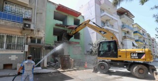 Buca’da metruk binalar haritadan siliniyor