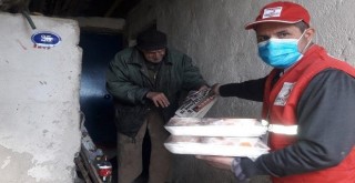 Tek başına yaşayan yaşlılara yemekler Türk Kızılay'dan