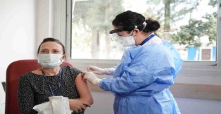 Ege’de sağlık çalışanları koronavirüse karşı aşı olmaya başladı