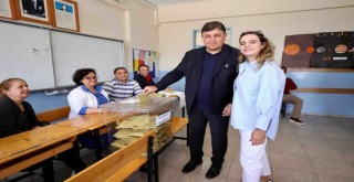 Başkan Tugay ve eşi oyunu kullandı