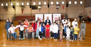 Çiğli engelleri birlikte aşıyor