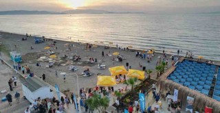 Güzelbahçe'de şezlong ve şemsiye ücretsiz