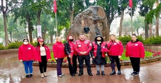 Karşıyaka Kızılay ekibi 8 Mart'ı kutladı