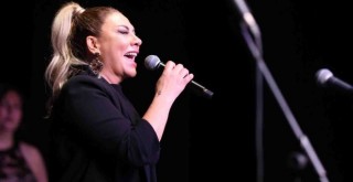 Işın Karaca Konak’ta sesiyle büyüledi