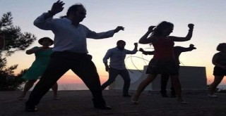 Haydi; dans edelim, morallerimizi düzeltelim...