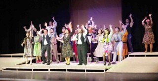 Karşıyaka Belediye Tiyatrosu perdelerini açtı