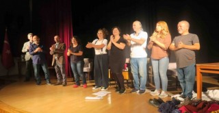 Kara komedi ''Fay Hattı'' Foça'da sahnelendi