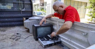 Karşıyaka’da elektronik atıklar, öğrenciler için tablete dönüşüyor