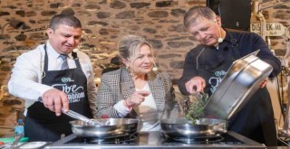 Başkan Tugay Tire’de mutfağa girdi, yemek yaptı